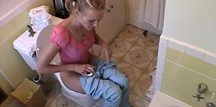 Naomi Watts toilet pissing scene (PWSM0096)