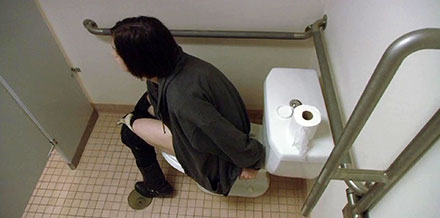 Anne Hathaway toilet pissing scene (PWSM0099)