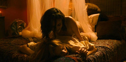 Reyna de Courcy & Heather Graham Lesbian scene (LSBS0039)