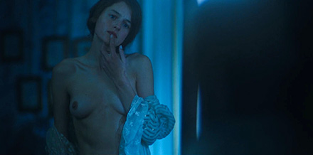 Emma Corrin solo masturbation scene in Lady Chatterleys Lover 2022 (SLMS0028)