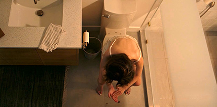 Anna Kendrick toilet sitting scene (PWSM0151)