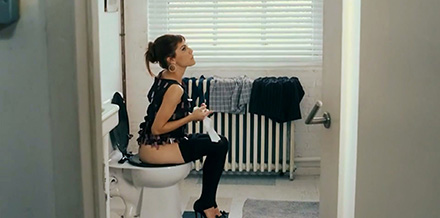 Brittany Murphy toilet pissing scene (PWSM0172)